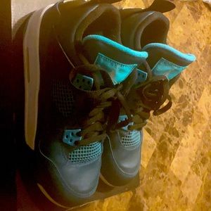 Air Jordan 4 retro bg teal boys size 7. Pre owned. Great condition.